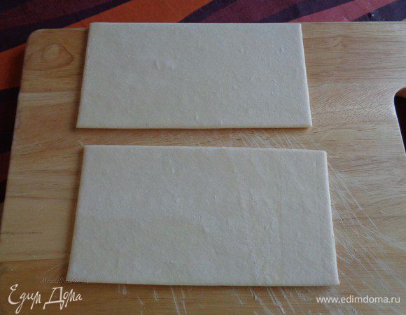 Для жгутиков.

Разморозим 2 листа слоеного теста.