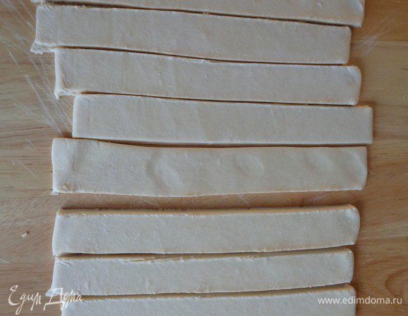 Каждый лист разрежем на 4 полоски. 