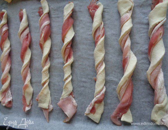 И скрутим каждую полоску в жгутик.