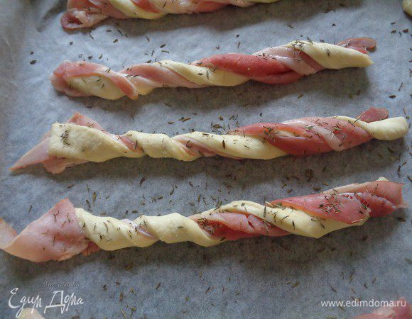 Присыпим сверху сушенным тимьяном и отправим в разогретую до 200 С духовку на 20-25 минут.