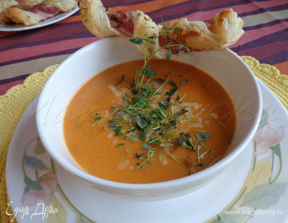 Добавим в каждую тарелку тертый пармезан и свежий тимьян. 

Подаем с беконовыми жгутиками.