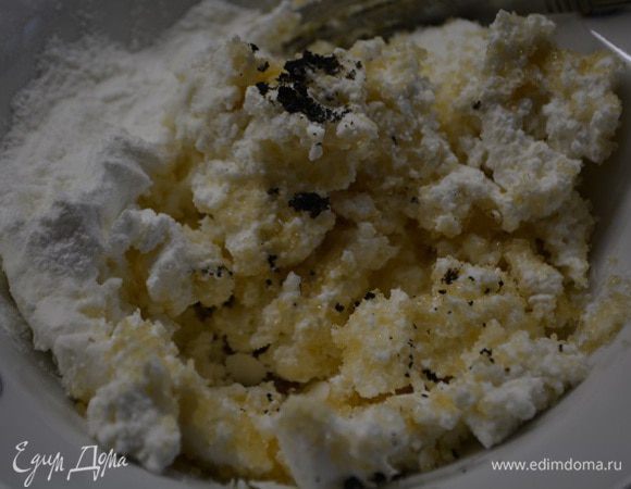 Готовим начинку: смешать творог, сахар, крахмал. Стручок ванили разрежьте вдоль пополам, ножом выскребите зерна и добавьте к творожной начинке. Перемешать. Сахар можно положить и больше, это дело вкуса!