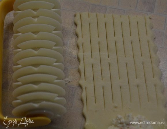 По свободной половине теста пройтись валиком, если такого не имеется, сделать 2-3 надреза вдоль ножом. И накрыть им нашу начинку. Края хорошо защипить пальцем.