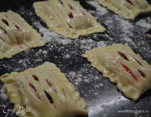 Смазать слоечки оставшимся яйцом и запечь при Т 180г 20-25 минут.