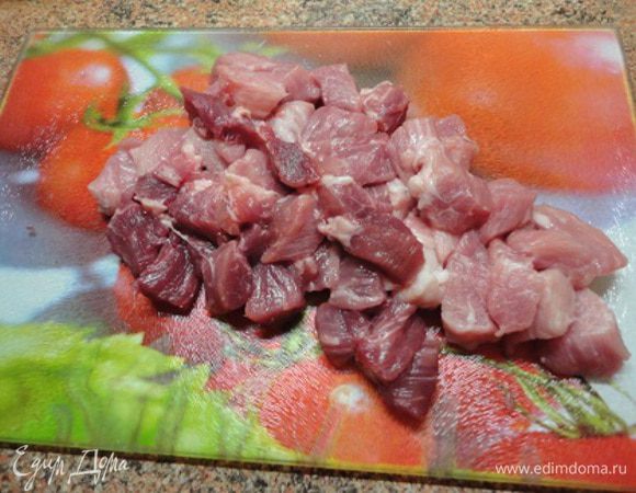 Мясо нарезать кубиками и обжарить в сотейнике до полуготовности. Мясо убрать из сотейника.
