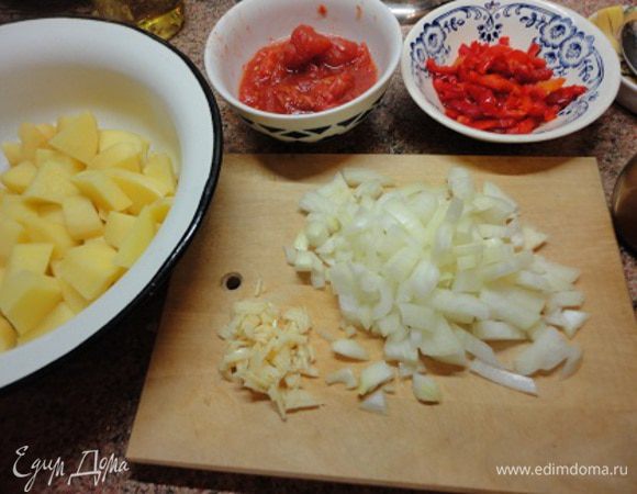 Лук перец, помидоры нарезать мелкими кубиками, а картофель — крупными. Чеснок мелко нашинковать.
В сотейнике нагреть небольшое количество масла и обжарить лук до золотистого цвета. Затем всыпьте паприку и перемешайте. Добавьте чеснок и мясо, перемешайте и залейте водой, чтобы жидкость только покрывала мясо, посолите. Тушите на маленьком огне до готовности мяса. При необходимости добавляйте воду и помешивайте.
