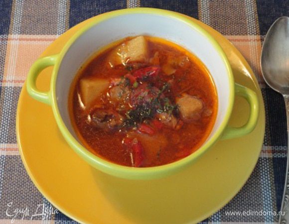 Добавьте лавровый лист, снимите с огня и дайте настояться минут 15. При подаче посыпьте зеленью.