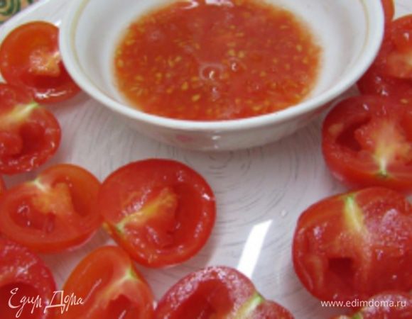 Вяленые помидоры можно купить в магазине. Но я приготовила их сама. Помидоры черри помыть, обсушить и разрезать на две половинки. Маленькой ложечкой вынуть семечки.