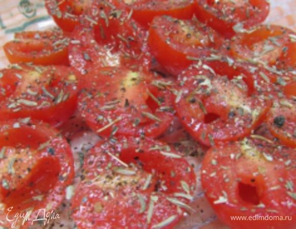 Подготовленные помидоры выложить в форму, посолить, поперчить и посыпать прованскими травами. Сбрызнуть оливковым маслом и отправить в микроволновку. Мощность СВЧ - 750, время - 3 минуты. Затем открыть СВЧ, чтобы вышла вся влага. Повторить 2-3 раза.