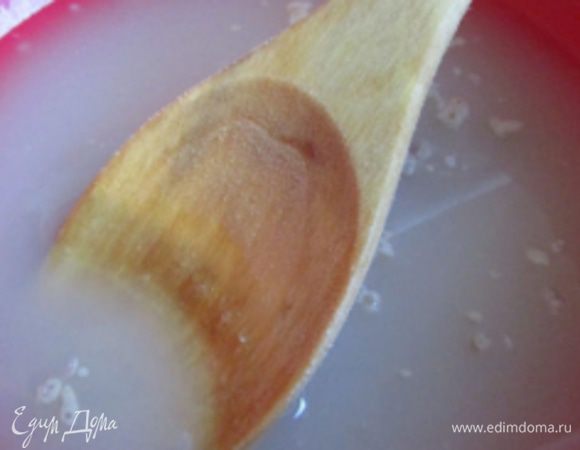 Соединить воду, дрожжи и сахар. Дать дрожжам разойтись.