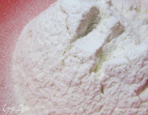 Муку просеять через сито. Добавить соль. Перемешать.