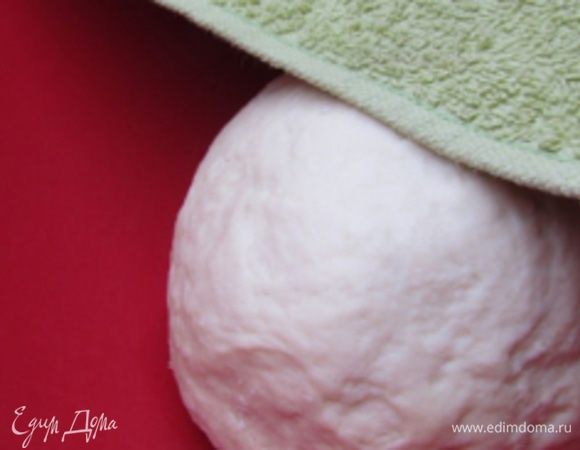 Муку добавить к дрожжевой смеси и замесить крутое тесто. Накрыть полотенцем и оставить в тёплом месте на 15 минут.