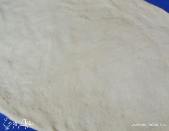 Подошедшее тесто обмять, раскатать в продолговатый овал.