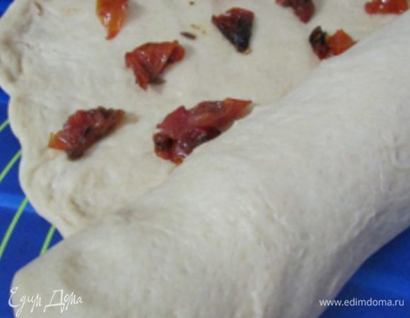 Тесто скатать в рулет, края защепить.