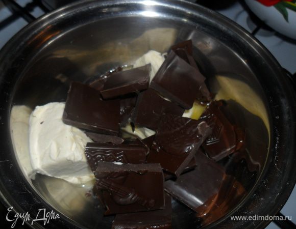 Растопить масло с шоколадом на водяной бане.
