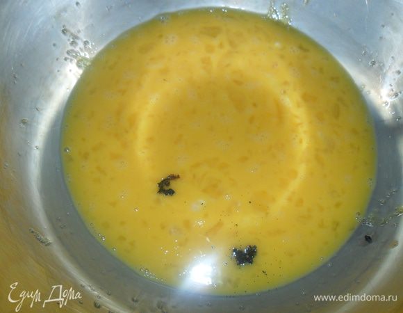  Стручок ванили разрезать, вынуть серединку и добавить к яйцам и желткам.