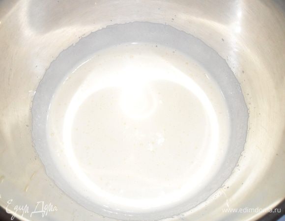 Взбить все это в пену, постепенно добавить (в 2-3 приема) сахар, не переставая взбивать. 