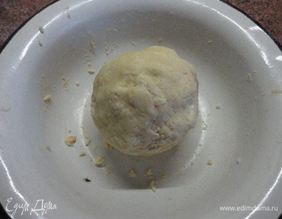Муку перетрите с размягченным маслом в крошку. Добавьте желток (только желток!) и теплое молоко. Замесите эластичное тесто. Заверните его в пищевую пленку и уберите в холодильник на 40 минут.