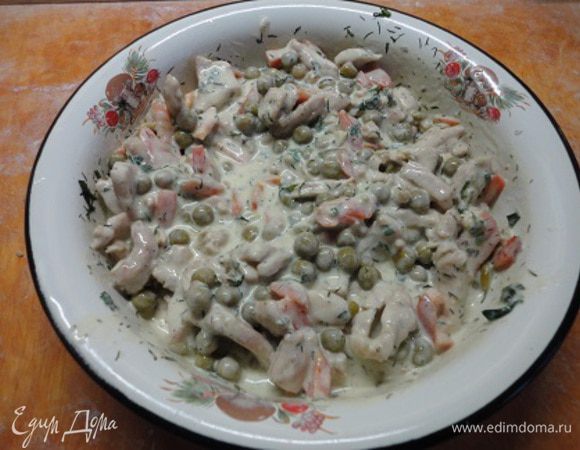 Для начинки порежьте мелко куриное филе и обжарьте на растительном масле. Затем смешайте кусочки курицы со сметаной горчицей, яйцами, горошком, мелко нарезанной морковью, зелень. Посолите, поперчите и добавьте прованские травы.