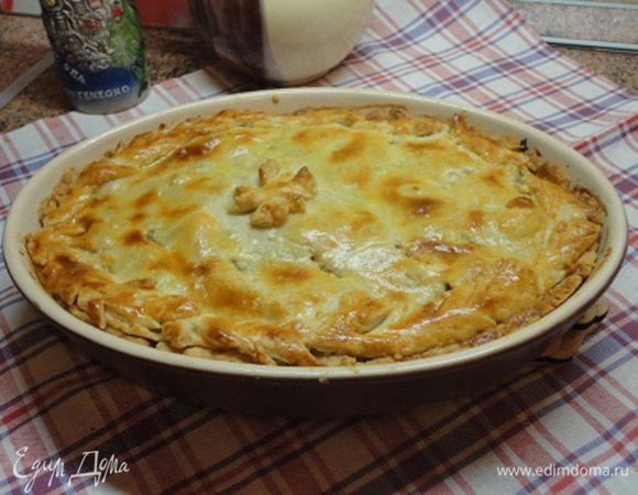 Выложите на тесто начинку, закройте вторым пластом теста.  Выпекайте 30-35 минут при температуре 180 градусов, пока верх не зарумянится.