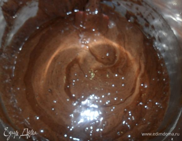 Добавить какао, муку (ложки с горкой) и все аккуратно перемешать. Поломать кусочками половину печенья (я беру шоколадное с прослойкой) и добавить в тесто.