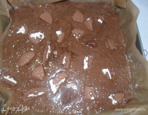 Вылить на застеленную пергаментом форму (24*24), сверху разложить слегка вдавливая в тесто оставшееся печенье. Поставить в разогретую до 160 градусов духовку на 20-35 минут. Через 20 минут проверить палочкой по середине, она должна выходить чуть-чуть влажная. 