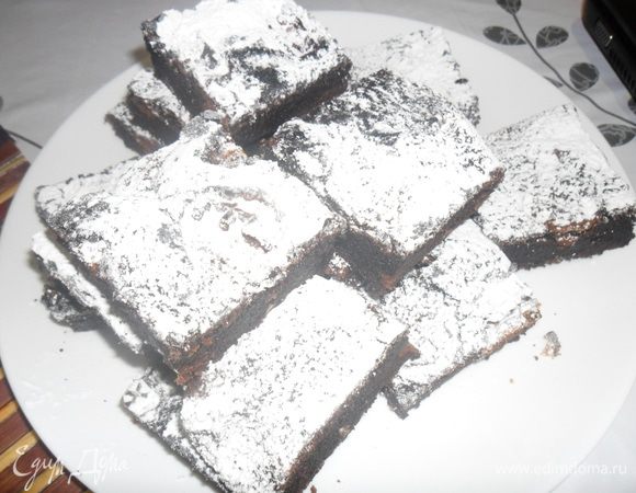 Остудить в форме. Затем разрезать на квадраты, присыпать сахарной пудрой и наслаждаемся!!! Приятного чаепития!!!