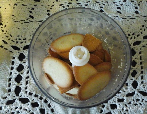 Разогреть духовку до 150 ° С. Измельчите печенье и перемешайте до образования крупнозернистого песка . Залить растопленным сливочным маслом и перемешать.