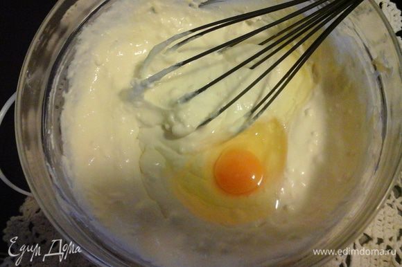Смешайте в миске два сыра. Добавьте яйца по одному, затем сахар. Смешать до однородной смеси.