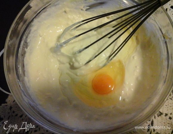 Смешайте в миске два сыра. Добавьте  яйца по одному, затем сахар. Смешать до однородной смеси.