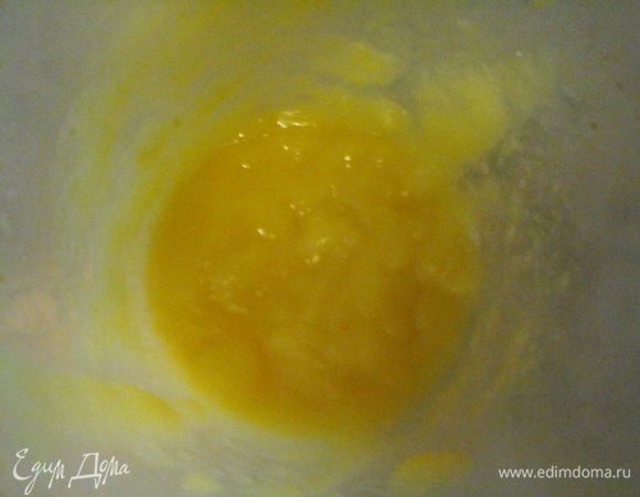 Залейте агар-агар 180 мл воды и оставьте на 15 мин. Отчистите манго и сделайте пюре блендером.
