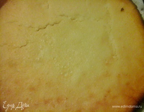 Остывший чизкейк вынуть из духовки и аккуратно переложить на тарелку.