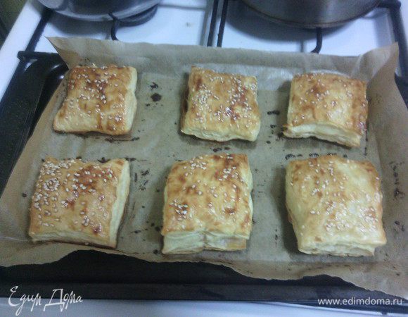 Выпекать в заранее разогретой до 200С духовке 15-20 минут до золотистого цвета.
Дать слойкам полностью остыть.