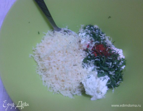 Сырная начинка:
Сыр потереть на мелкой терке, укроп мелко порезать, чеснок пропустить через чеснокодавку - всё смешать в миске, добавить творожный сыр, паприку, соль по вкусу.