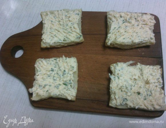 Собираем мильфей:
Готовые слойки разрезать на 2 части. Каждый "мильфей" будет состоять из трех половинок.
Две половинки намазать сырной начинкой.