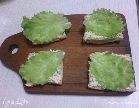 Сверху лист салата.