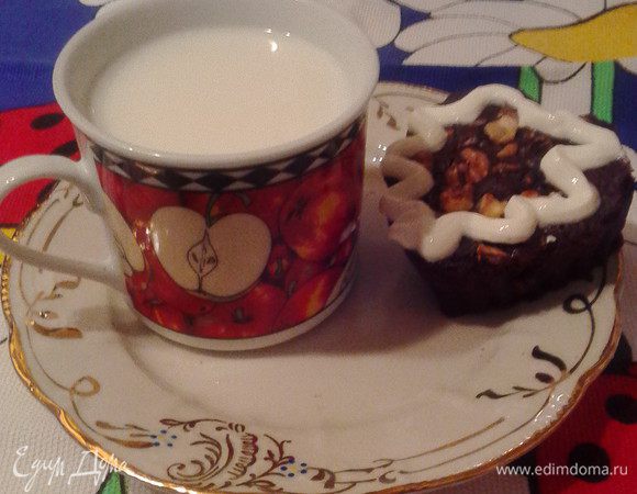 Проверить готовность зубочисткой. Можно наливать чай к кексам, а лучше молоко или йогурт, так отчетливее ощущается контраст между ярким шоколадным вкусом и молочным. Угощайтесь, смакуйте! 