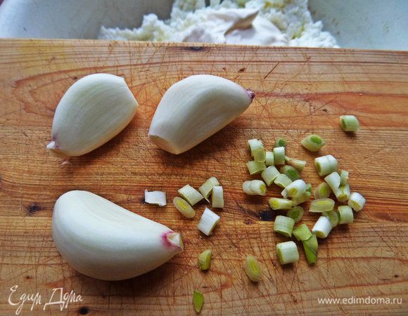 Чеснок измельчим, он у меня не ядрёный.