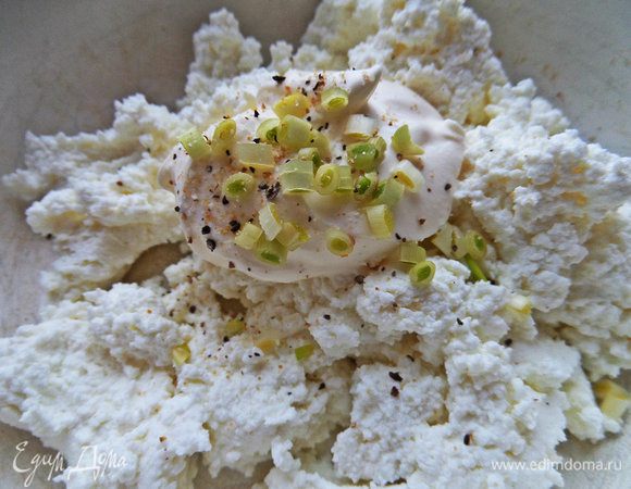 Добавим в творог чеснок, перец, соль.
