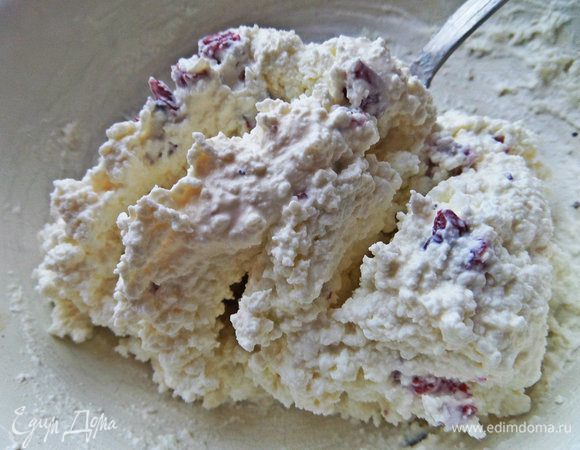 Перетираем массу ложкой.