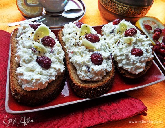 Наносим на ржаной или любой злаковый хлебушек.