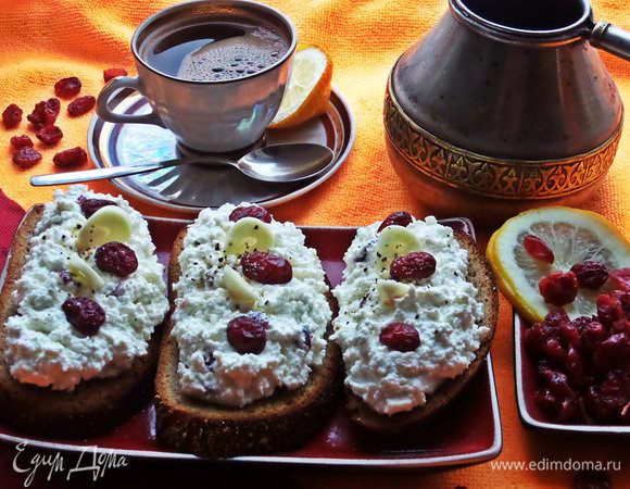 Украшаем ягодами и подаём к кофейку. Может кого удивлю, но в кофе под настроение люблю добавить тонкий кружочек лимона или выжать несколько капель сока:)