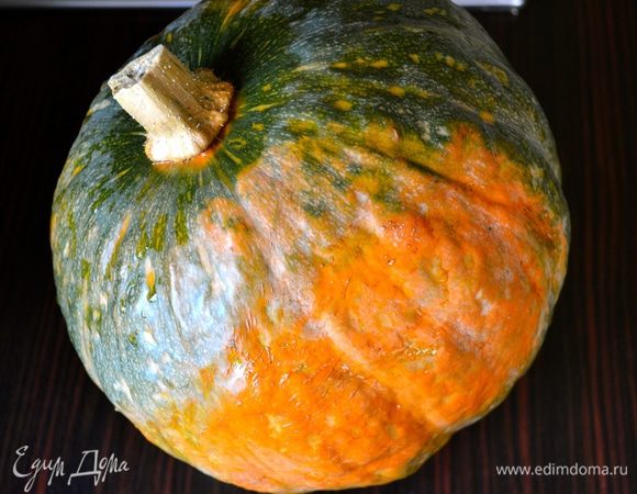 Вот такая мне тыковка попалась! Как раз на три килограмма. Ровная и очень подходящая для фарширования :)