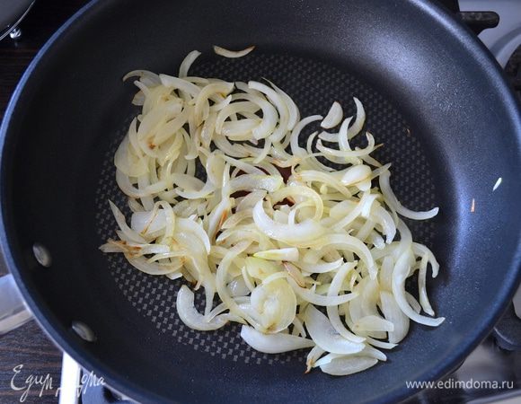 Лук нарезать полукольцами и обжарить с 2-мя ст.л. оливкового масла до легкого золотистого цвета. Отставить в сторону. 