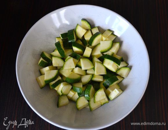 Тем временем кабачок цукини нарезать на небольшие кубики (вместо цукини можно использовать другие овощи по Вашему желанию, в рецепте-оригинале был красный сладкий перец)
