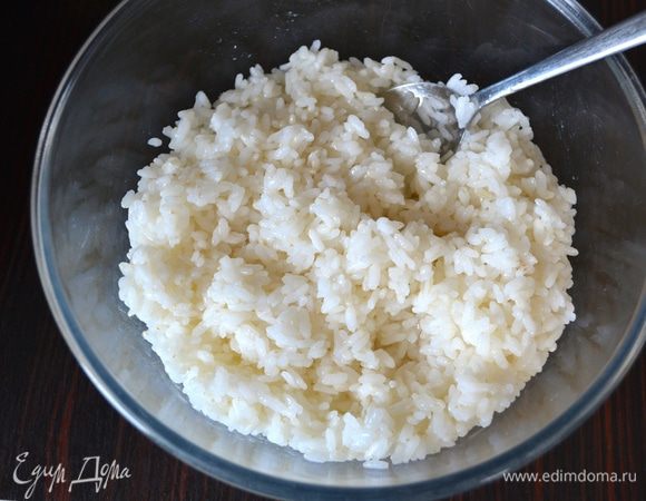 Рис отварить до полуготовности в слегка подсоленой воде. Готовый рис слить и обдать холодной водой, чтобы остановить процесс приготовления. Он должен получиться рассыпчатым.
