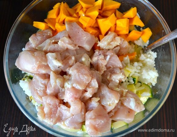 В миску с начинкой добавить куриное филе и кусочки тыквы. Все как следует перемешать. Посолить и поперчить по вкусу. Наша начинка готова!