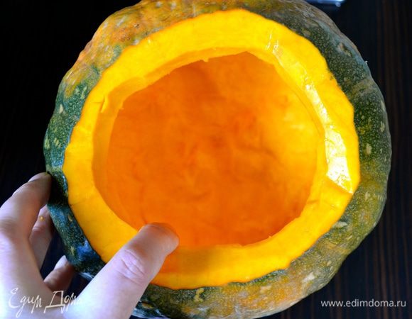 Подготовленную тыкву смазать внутри оливковым маслом и слегка посолить изнутри. 