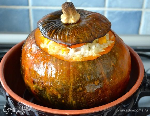 Готовность можно проверить деревянной шпажкой, тыква должна легко протыкаться. Вот такая у нас получилась аппетитная, пропитанная всеми ароматами начинки тыква!