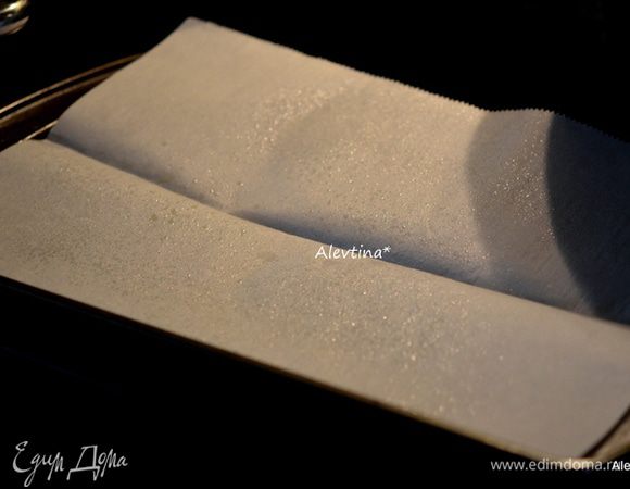 Разогреть духовку до 190 гр. Выложить на противень бумагу для выпечки, сбрызнуть маслом. Яйца разделить на белки и желтки.

